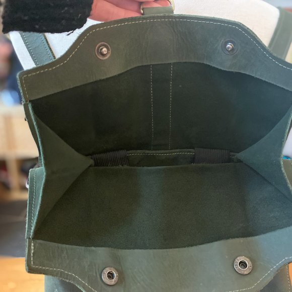 LOVELY GREEN LEATHER BACKPACK WITH LAPTOP COMPARTMENT - Picture 9 of 14